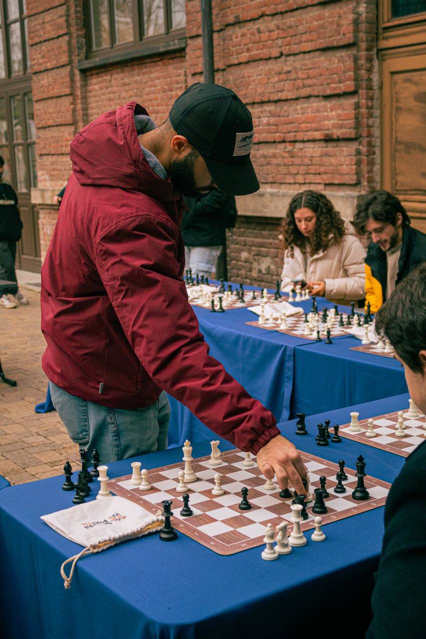 Simultaneous chess